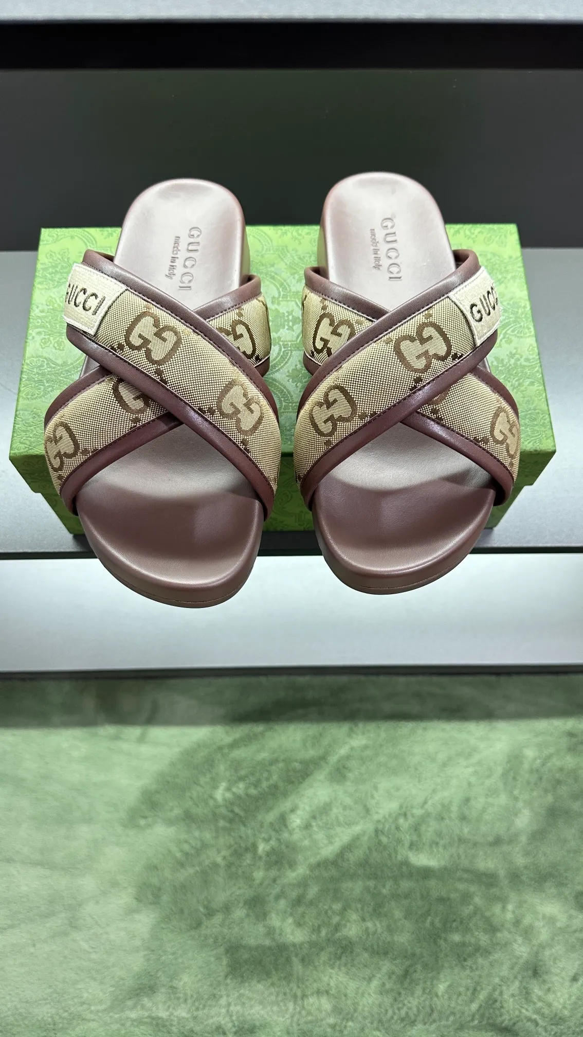 [G Family Couple Style] P: 300💰Female size 36~40 Men's size 39~45, (46. Custom-made Unisex GG slippers This slipper is made of GG polyester fiber and is decorated with a Gucci label on the front, adding a striking logo feel to the style. Beige GG recycled polyester fiber Unisex leather trim "Gucci Made in Italy" embroidered label Rubber sole Flat Made in Italy